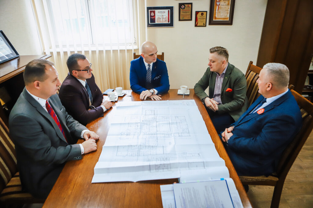 Spotkanie przedstawicieli rządu i samorządu w Powiecie Płockim, podczas którego omawiane są plany rozwoju oraz bezpieczeństwo lokalne.