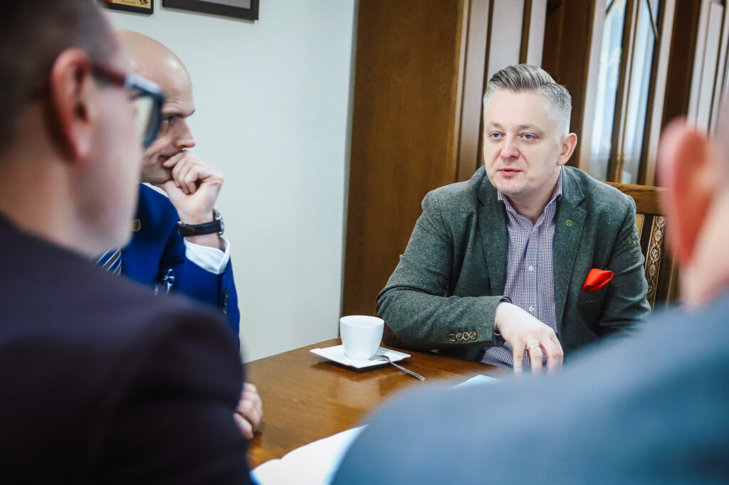 Wiceminister podczas spotkania w Powiecie Płockim omawia kwestie związane z bezpieczeństwem i współpracą rządu z samorządem.