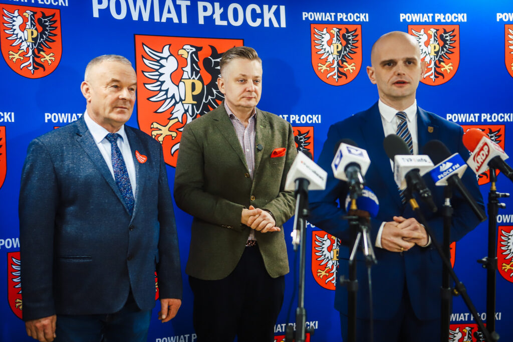 Wiceminister i przedstawiciele samorządu podczas konferencji prasowej na temat bezpieczeństwa w Powiecie Płockim.