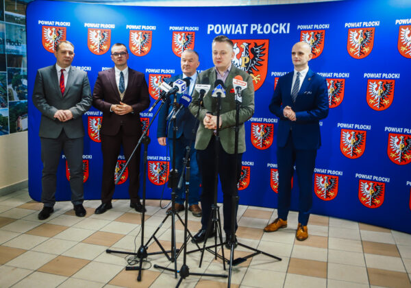 Wiceminister wraz z przedstawicielami samorządu powiatu płockiego uczestniczy w konferencji prasowej na temat bezpieczeństwa i współpracy rządu z lokalnymi instytucjami.