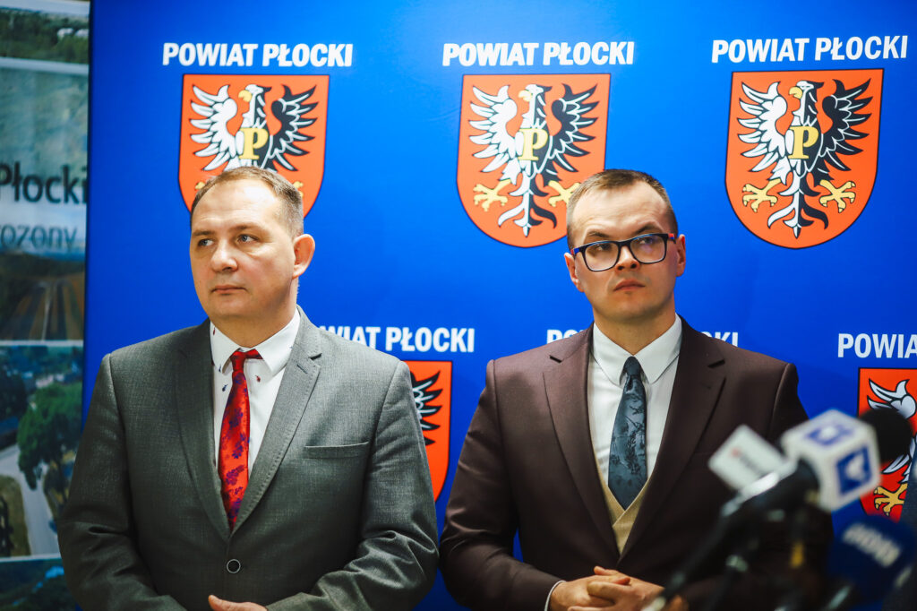 Wiceminister odwiedza Powiat Płocki, omawiając kwestie bezpieczeństwa i współpracy z samorządem.