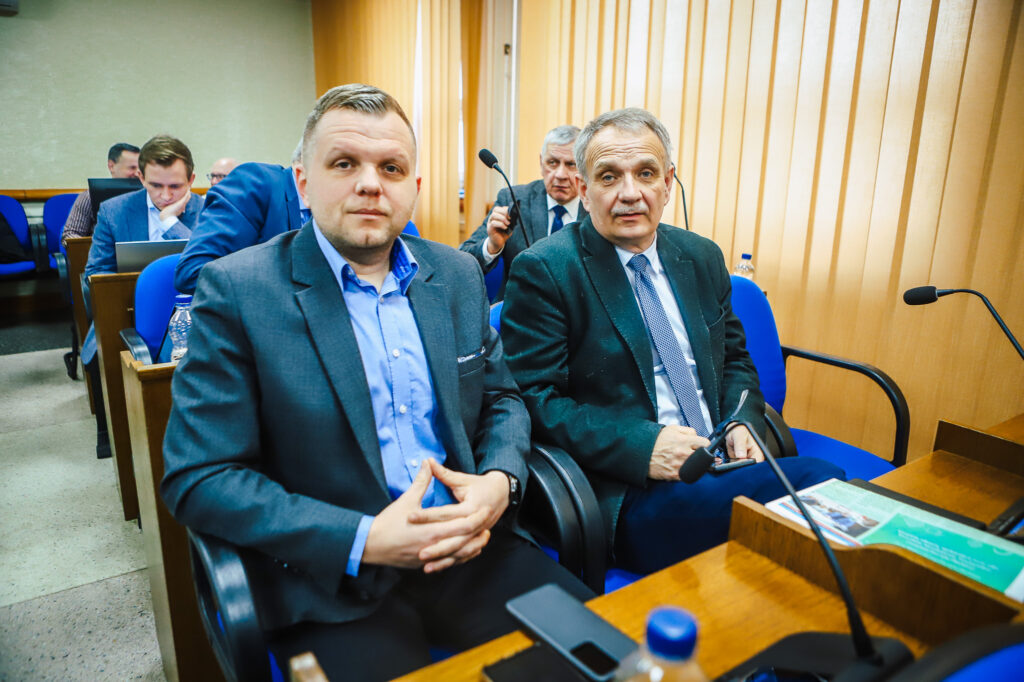 Na zdjęciu widoczna jest sesja Rady Powiatu w Płocku, podczas której uczestnicy dyskutują i podejmują decyzje związane z wsparciem społecznym.