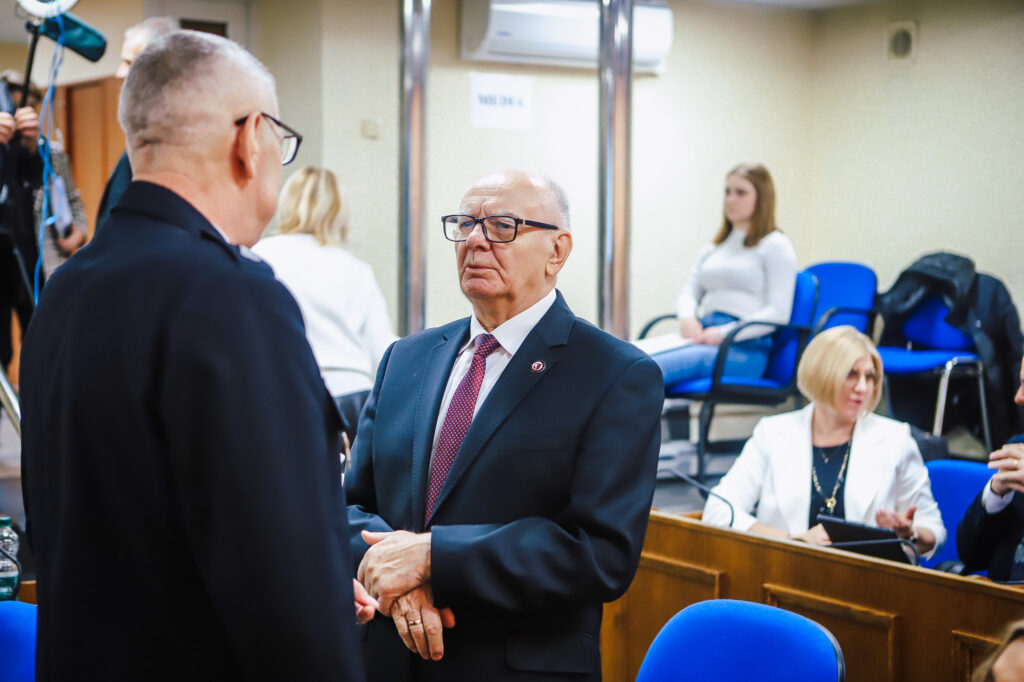 Na zdjęciu przedstawieni są członkowie Rady Powiatu w Płocku, dyskutujący podczas XVIII Sesji Rady.