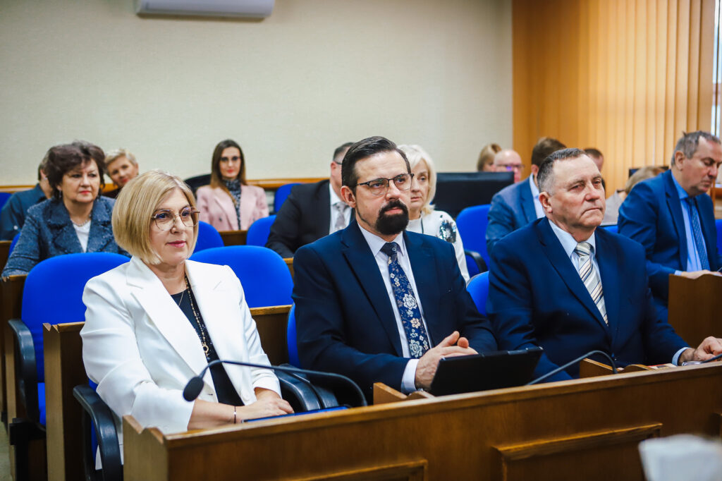 Na zdjęciu widać uczestników XVIII Sesji Rady Powiatu w Płocku, którzy z zainteresowaniem śledzą obrady.