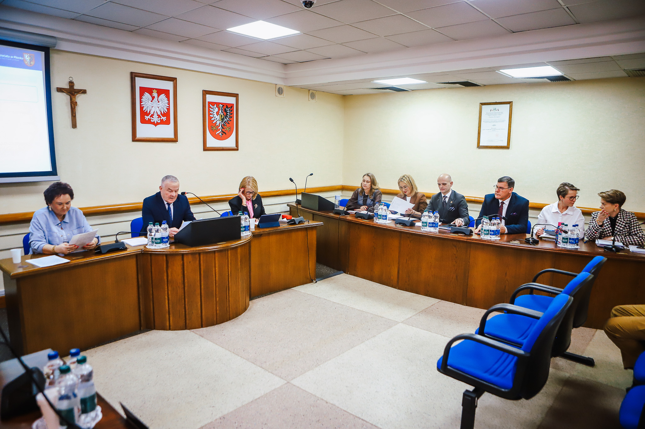 Na zdjęciu przedstawiono XVIII Sesję Rady Powiatu w Płocku, podczas której członkowie rady omawiają ważne kwestie społeczne.