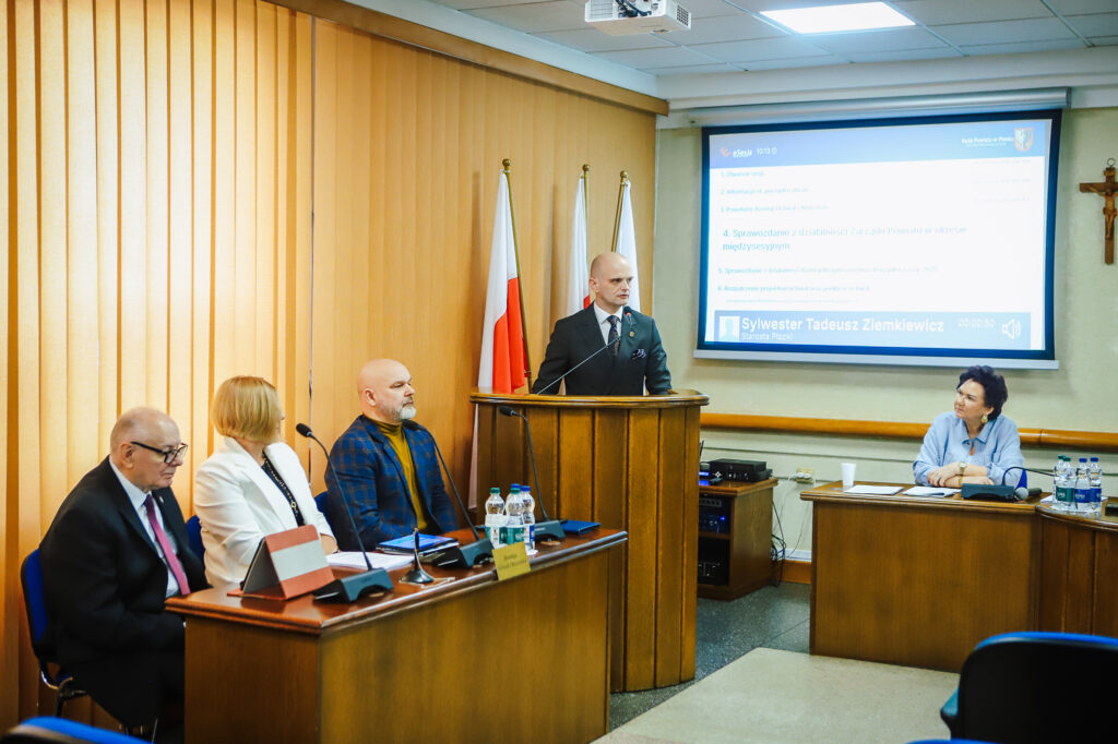 XVIII Sesja Rady Powiatu w Płocku, podczas której omawiane są kluczowe kwestie społeczne i złożone jednogłośnie decyzje.