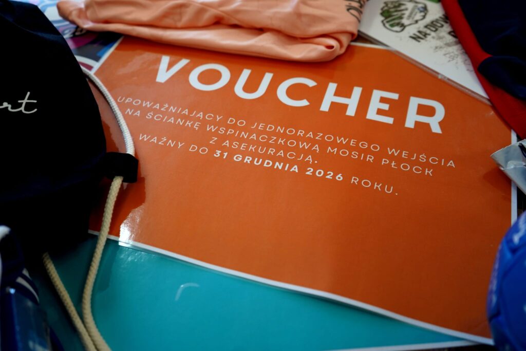 Wizualizacja vouchera uprawniającego do jednorazowego wejścia na ściankę wspinaczkową w Płocku, ważnego do 31 grudnia 2026 roku.