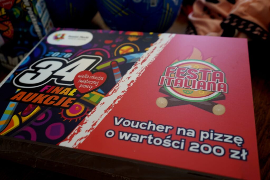 Na zdjęciu znajduje się kolorowa karta vouchera na pizzę o wartości 200 zł, związana z 34. finałem Wielkiej Orkiestry Świątecznej Pomocy.