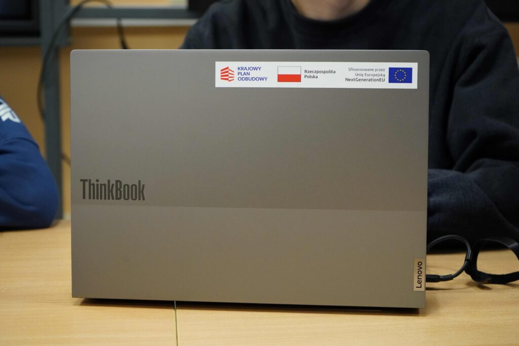 Uczniowie z Zespołu Szkół im. Leokadii Bergerowej w Płocku korzystają z nowego sprzętu komputerowego dzięki wsparciu z Krajowego Planu Odbudowy.
