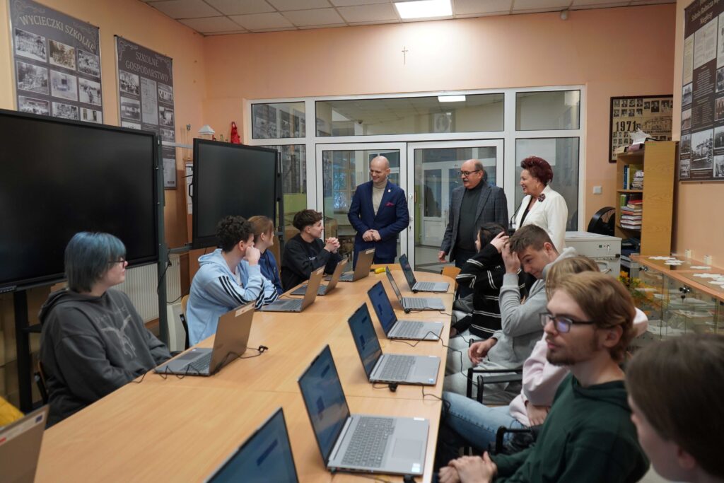 Uczniowie z Zespołu Szkół im. Leokadii Bergerowej w Płocku korzystają z nowoczesnego sprzętu komputerowego, który został dostarczony do ich szkoły w ramach wsparcia edukacji.