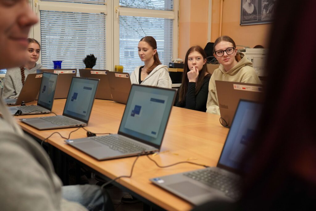 Uczniowie Zespołu Szkół im. Leokadii Bergerowej w Płocku korzystają z nowoczesnego sprzętu komputerowego, który został przekazany w ramach wsparcia dla edukacji.