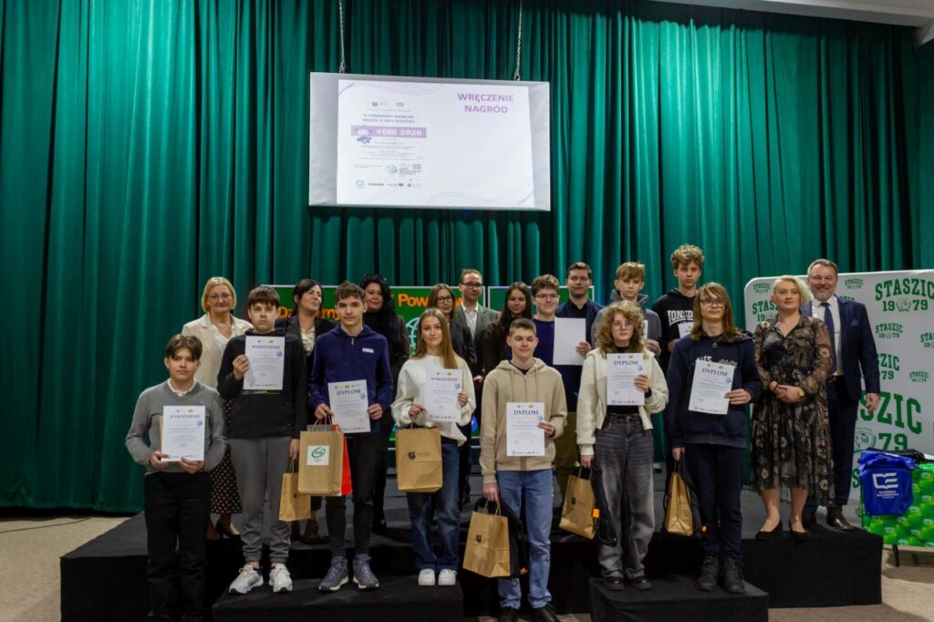 Uczniowie i nauczyciele na scenie odbierają nagrody w konkursie wiedzy podczas IX Powiatowego Dnia Bezpiecznego Internetu 2026 w Zespole Szkół im. Stanisława Staszica w Gąbinie.