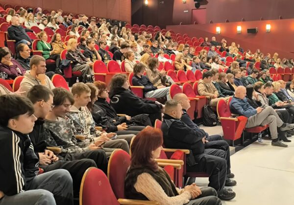 Duże audytorium z czerwonymi fotelami, w którym siedzą uczestnicy VI Powiatowego Dnia Profilaktyki „Świadomi dziś – bezpieczni jutro”.