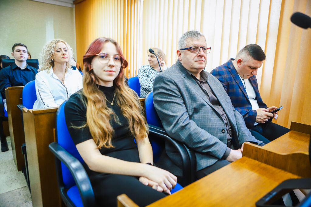 Grupa osób siedzi w sali konferencyjnej podczas uroczystego podsumowania tegorocznego Finału WOŚP w powiecie płockim.